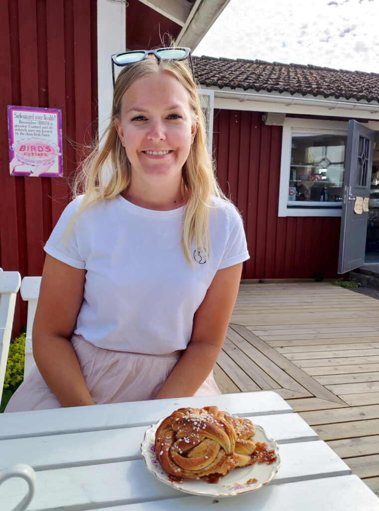 Emma med kanelbullar från Mormors Stenugnsbageri & Kaffestuga i Stora Rör på Öland.