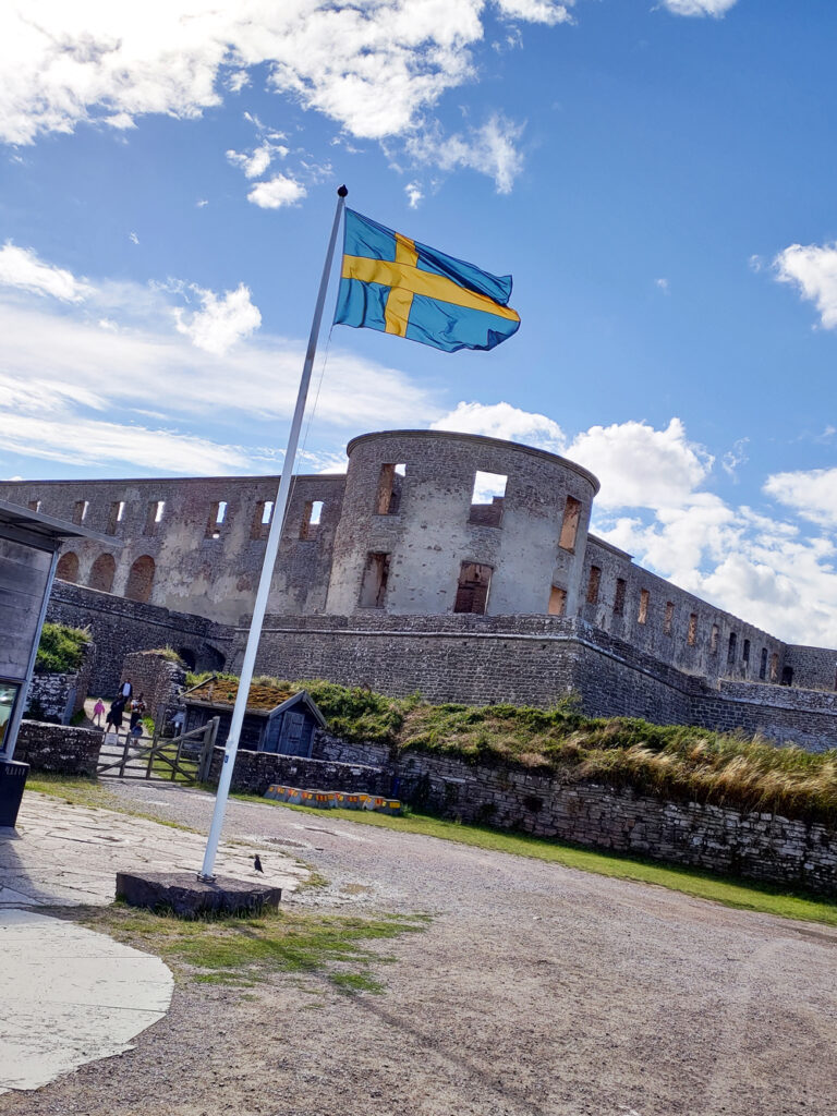 Foto över entrén till Borgholms slott på Öland.