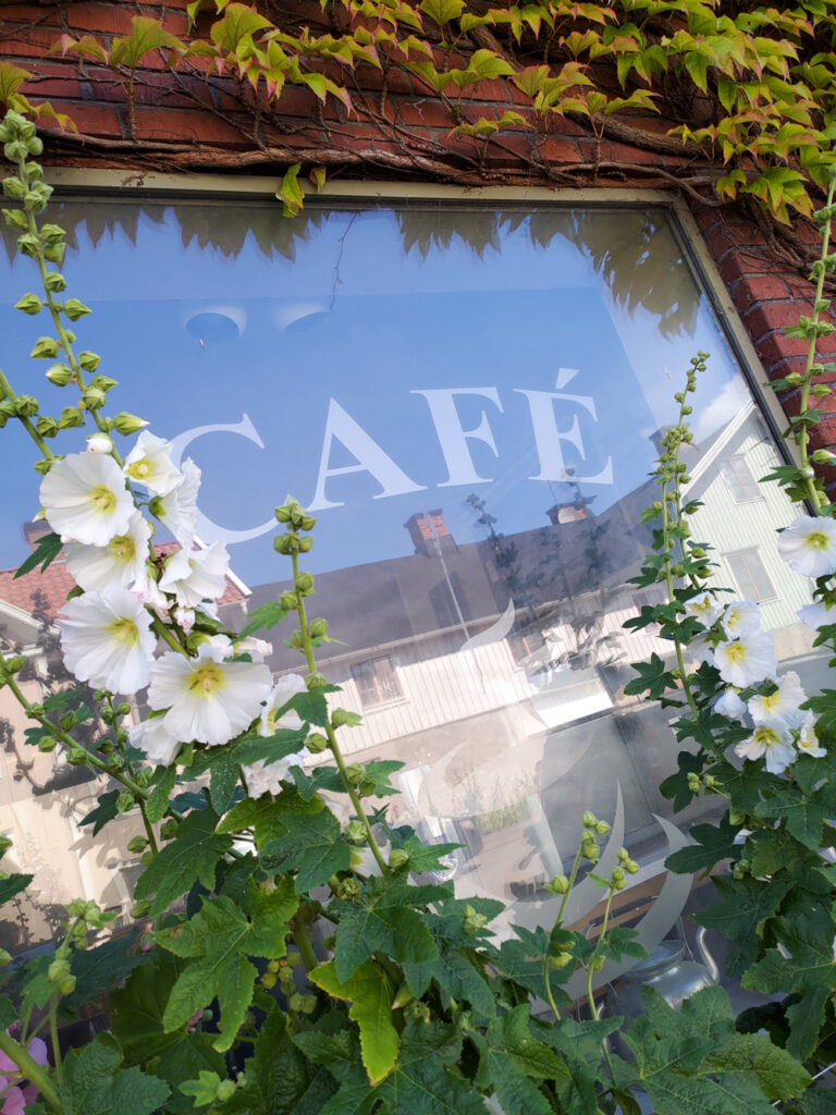 Foto på fönstret med texten "Café" hos Söderbönor Café i Mörbylånga på Öland
